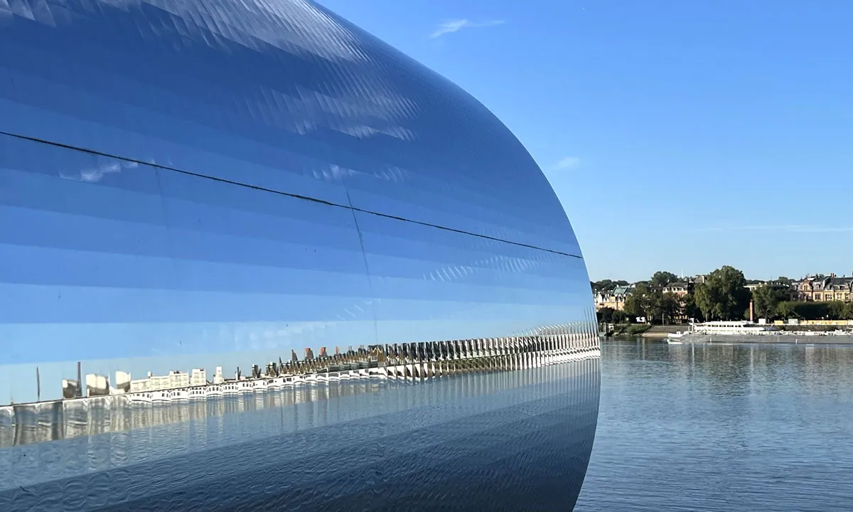 Kunstobjekt mit Spiegeln und Blick über den Rhein auf die Stadt Mainz · Rieth GmbH